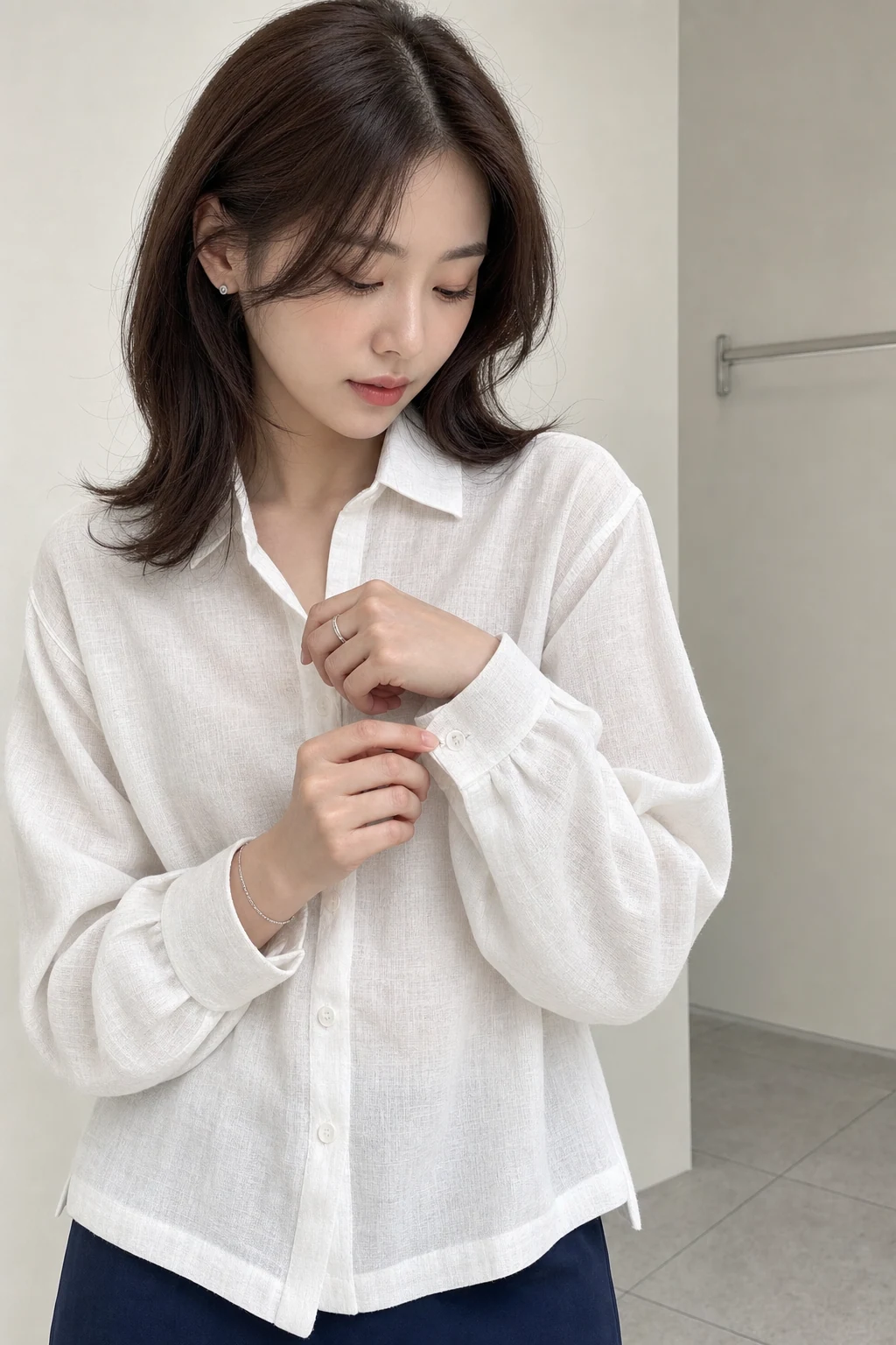 소매 단추를 잠그는 피팅룸